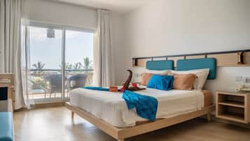 Deluxe tweepersoonskamer, uitzicht op tuin | Een bureau, een laptopwerkplek, een strijkplank/strijkijzer, gratis wifi