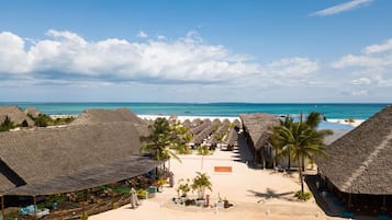 Deluxe tweepersoonskamer, uitzicht op zee | Een bureau, een laptopwerkplek, een strijkplank/strijkijzer, gratis wifi