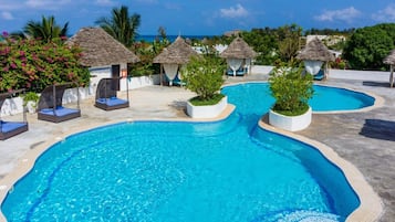 Habitació doble Deluxe, vistes a la piscina | Escriptori i espai de treball apte per a portàtils