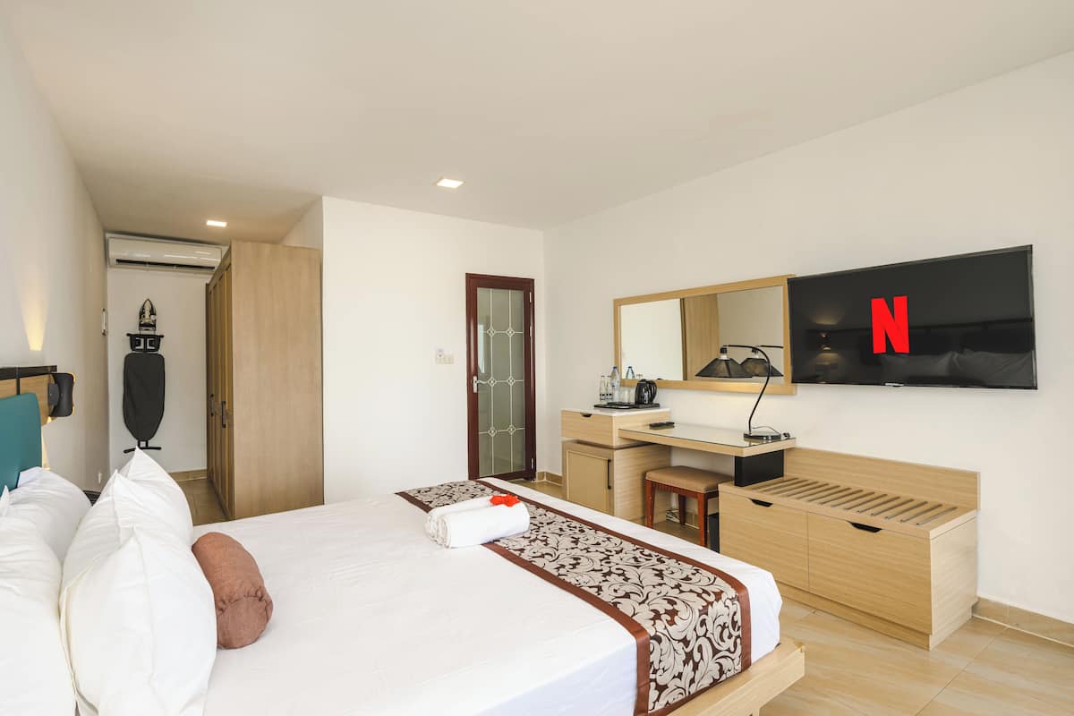 Habitación Deluxe doble, vistas a la piscina | Minibar, escritorio, espacio para trabajar con un portátil