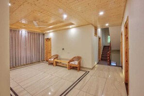 Living area - OnlyStay Surya Mall Road Manali (Manali)