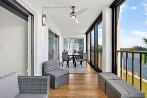 Outdoor dining - Luxury Escape Panoramic peaceful Waterfront Views near restaurants and beaches (Siesta Key)