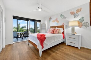 2 bedrooms, iron/ironing board, WiFi, bed sheets - Luxury Escape Panoramic peaceful Waterfront Views near restaurants and beaches (Siesta Key)