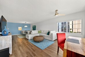TV - Luxury Escape Panoramic peaceful Waterfront Views near restaurants and beaches (Siesta Key)