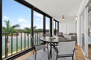 Dining - Luxury Escape Panoramic peaceful Waterfront Views near restaurants and beaches (Siesta Key)