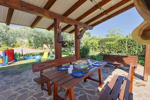 Outdoor dining - 'Blu Sicily' Room with Private Sauna, Shared Pool, Wi-Fi, and Air Conditioning (Marsala)
