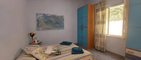 Iron/ironing board, WiFi, bed sheets