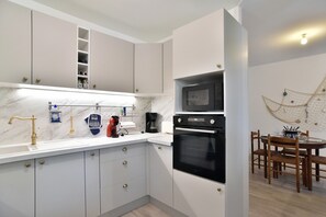 Kaffetrakter/tekoker, kjøleskap, mikrobølgeovn og ovn