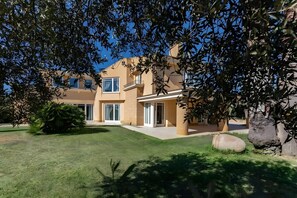 Un bâtiment à deux étages, doté d’un toit plat, de grandes fenêtres et d’une pelouse bien entretenue.