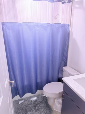 Secador de pelo, toallas, jabón y papel higiénico