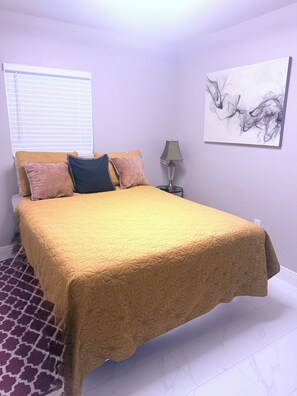 3 habitaciones, tabla de planchar con plancha, wifi y ropa de cama 