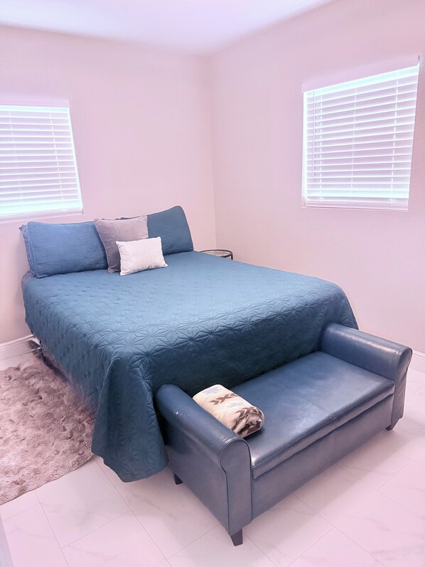 3 habitaciones, tabla de planchar con plancha, wifi y ropa de cama 