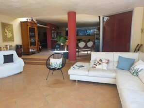 Living area - Room with Pool View, Shared Pool, Wi-Fi and Air Conditioning (Marsala)