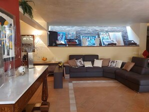 Lobby - Room with Pool View, Shared Pool, Wi-Fi and Air Conditioning (Marsala)