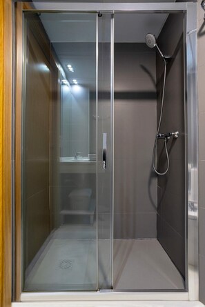 Shower, hair dryer, towels - Cozy 2BD apartment in Cordoba. Uceda I (Cordoba)