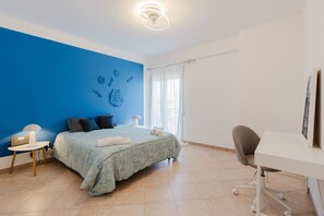 Tabla de planchar con plancha, wifi, ropa de cama