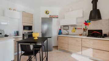 Frigorifero, microonde, forno, piano cottura