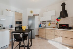 Frigorifero, microonde, forno, piano cottura