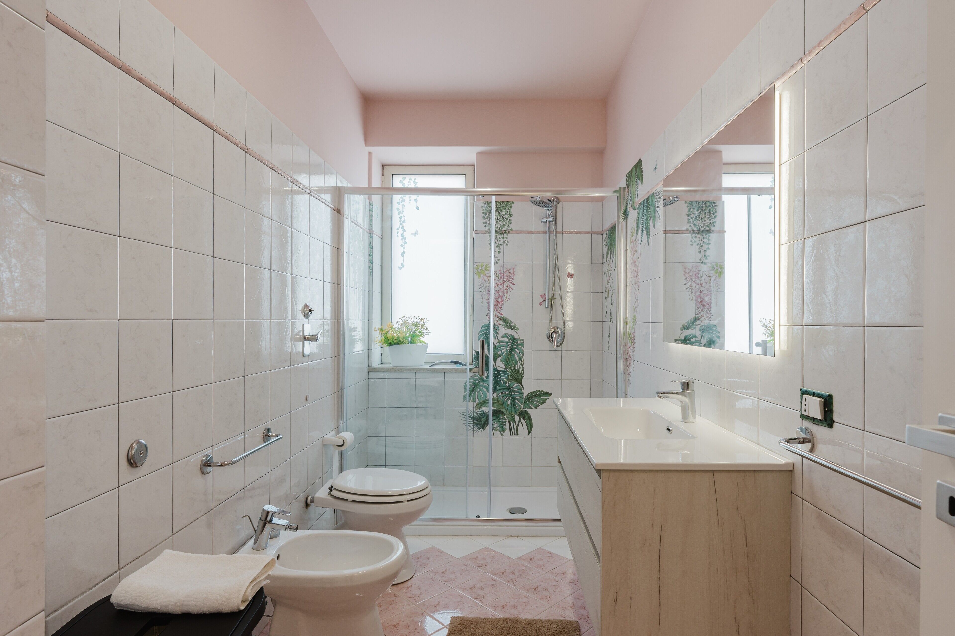 Douche, sèche-cheveux, serviettes fournies