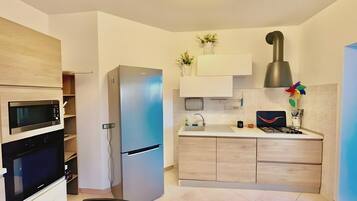 Kühlschrank, Mikrowelle, Ofen, Herdplatte