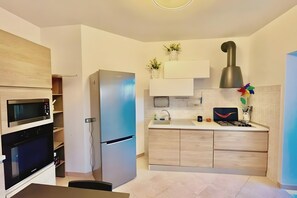 Kühlschrank, Mikrowelle, Ofen, Herdplatte