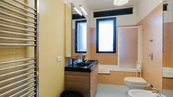 Doccia, asciugacapelli, asciugamani