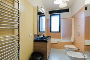 Een douche, een haardroger, handdoeken