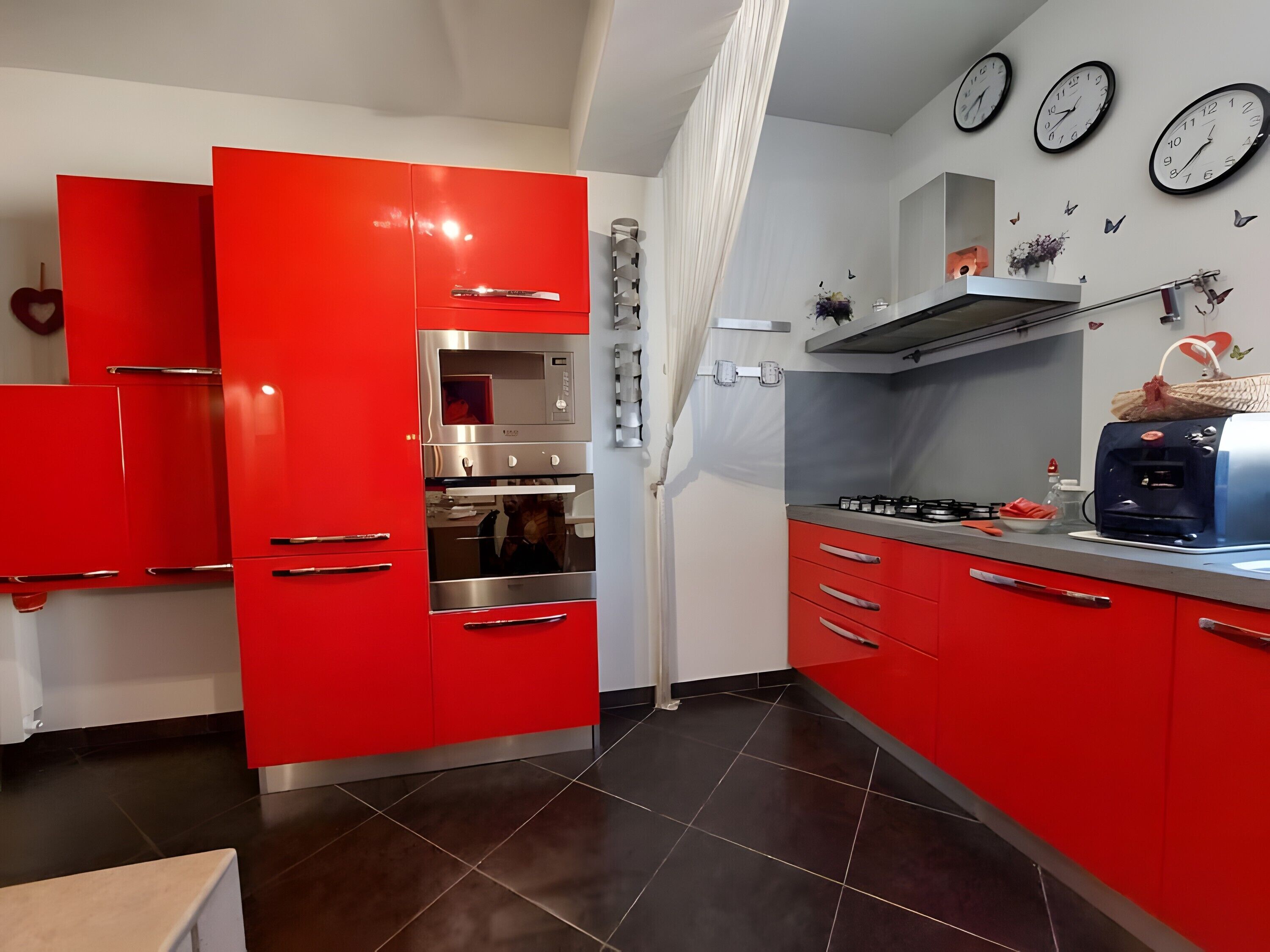 Frigorifero, microonde, forno, piano cottura