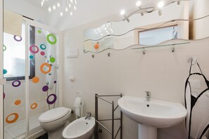 Shower, hair dryer, towels - Apartment 'Cuore' with Sea View, Wi-Fi and Air Conditioning (Marsala)