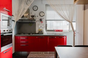 Fridge, microwave, oven, stovetop - Apartment 'Cuore' with Sea View, Wi-Fi and Air Conditioning (Marsala)