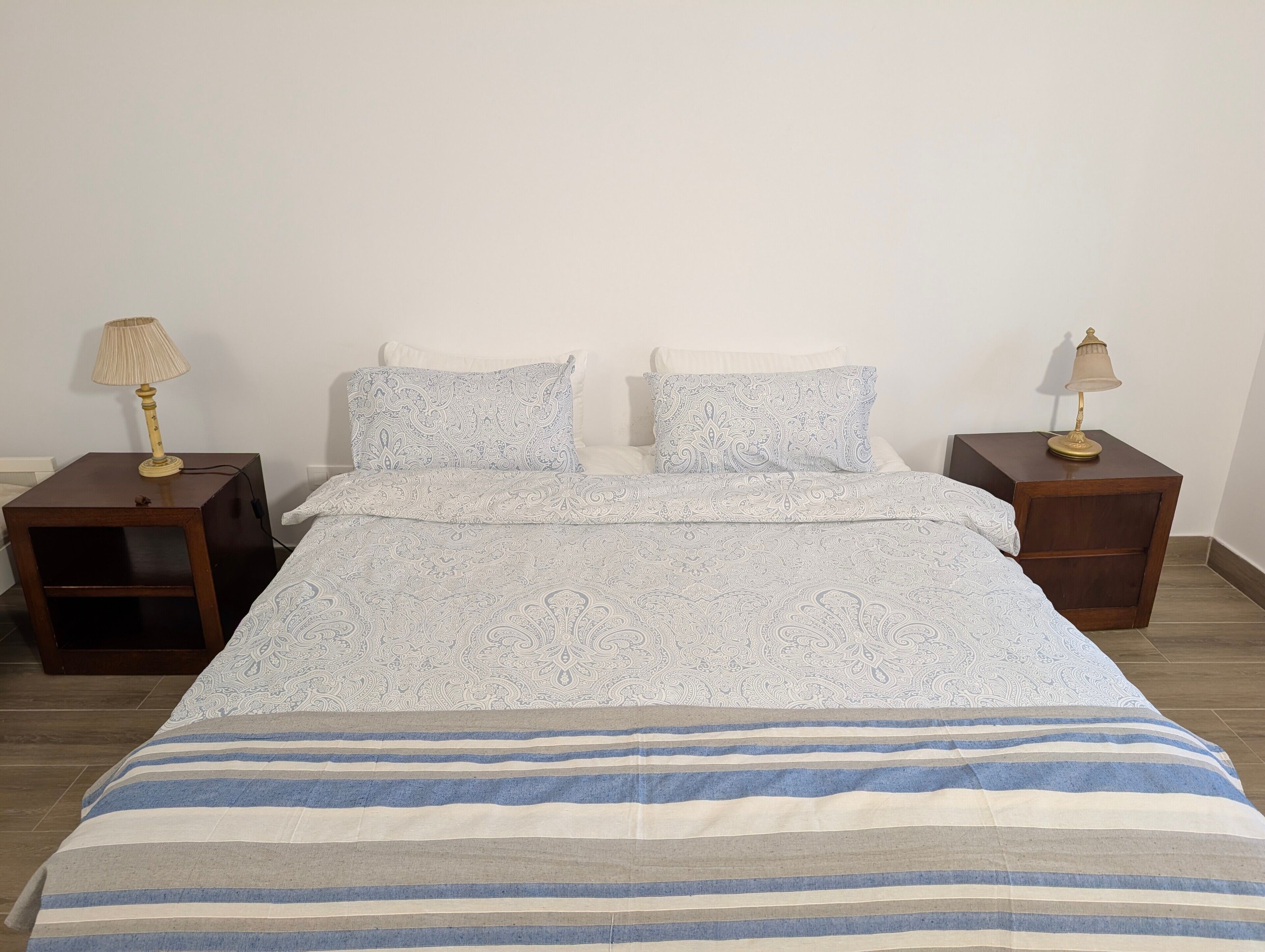 Tabla de planchar con plancha, wifi y ropa de cama 