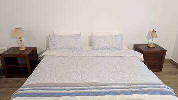 Tabla de planchar con plancha, wifi y ropa de cama