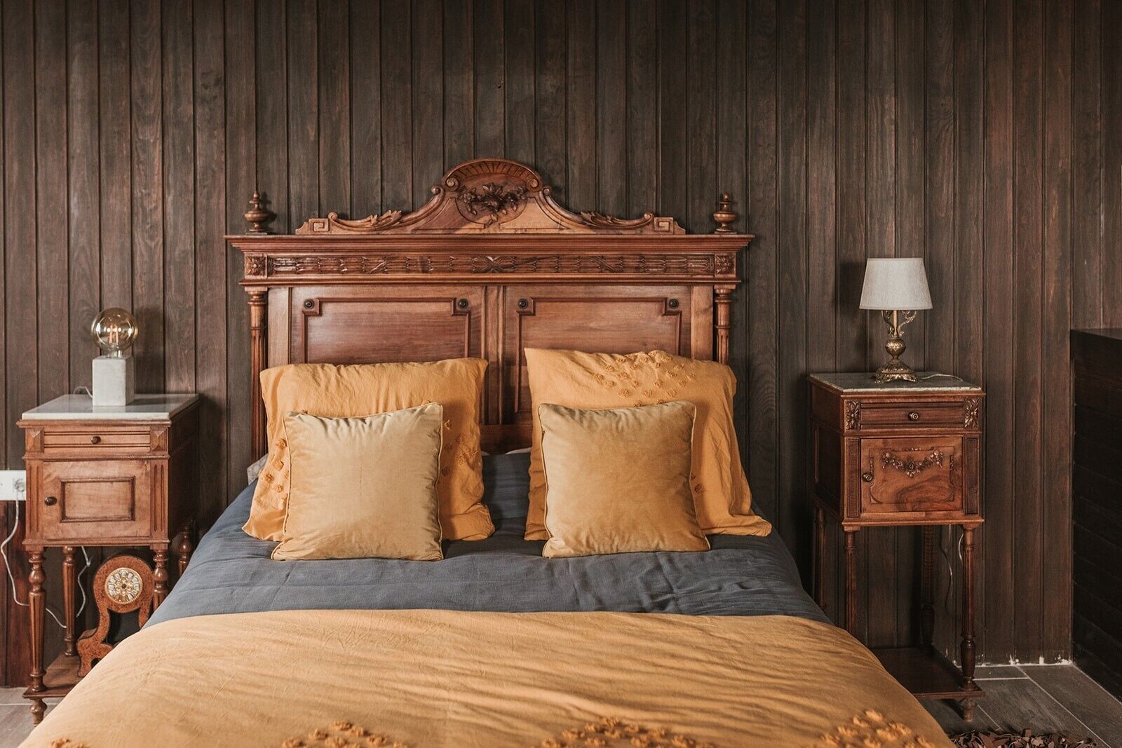 Tabla de planchar con plancha, wifi y ropa de cama 