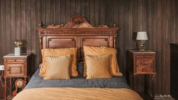 Tabla de planchar con plancha, wifi y ropa de cama