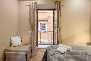 Desk, iron/ironing board, WiFi, bed sheets - La Casetta Normanna Elisa Apartment – Central, Peaceful Retreat (palermo)