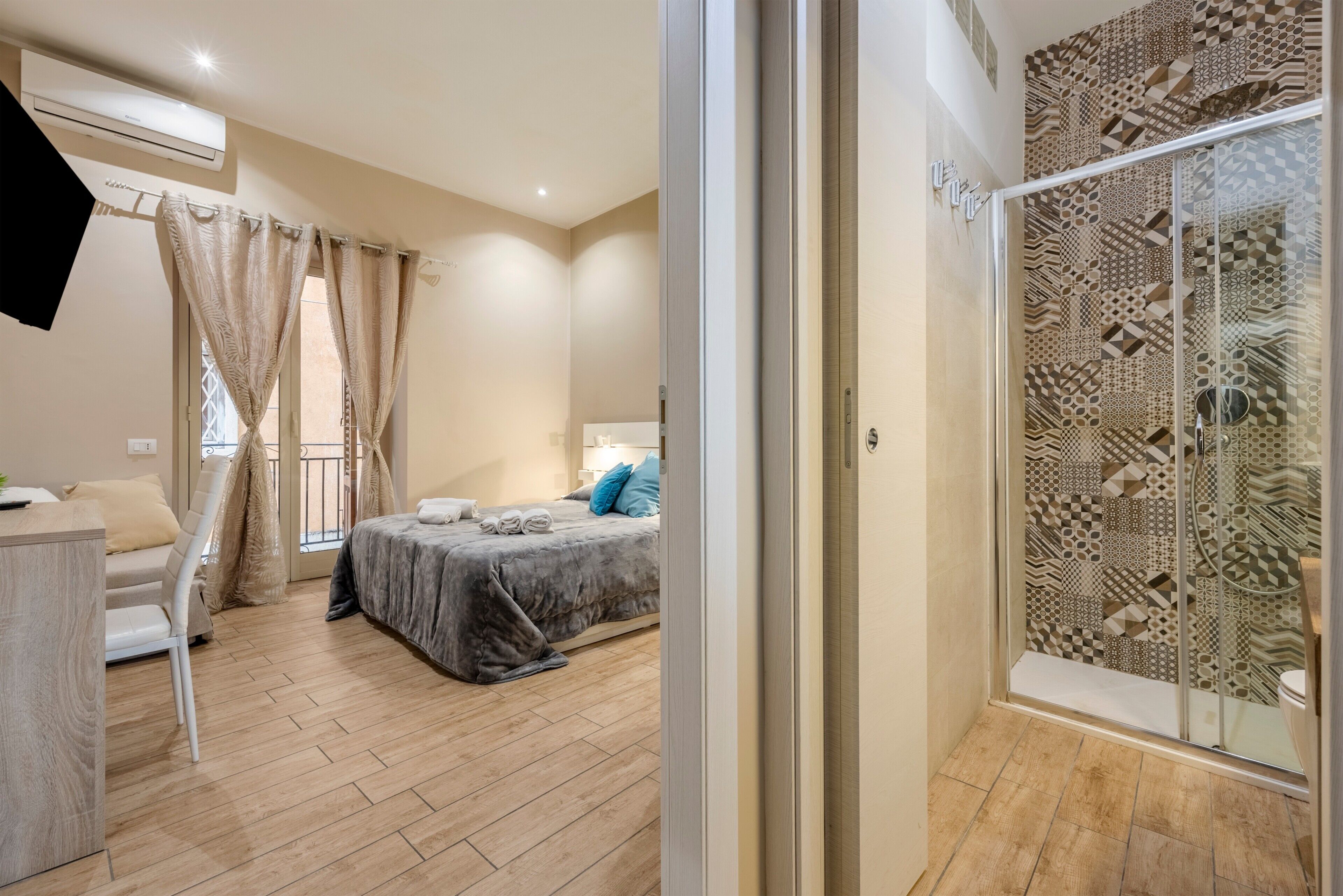 مكتب ومكواة/لوح كي وواي فاي وملاءات أسرّة