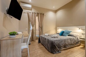 Desk, iron/ironing board, WiFi, bed sheets - La Casetta Normanna Elisa Apartment – Central, Peaceful Retreat (palermo)