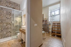 Regadera, amenidades de baño gratuitas, secadora de cabello, toallas 