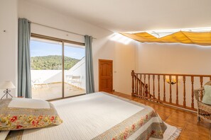 Room - Spacious Rural House in Tarragona for Groups, 15–19 Guests (Bonastre)
