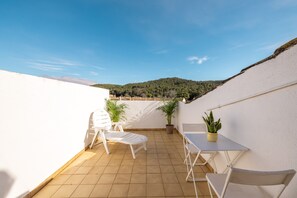 Terrace/patio - Spacious Rural House in Tarragona for Groups, 15–19 Guests (Bonastre)