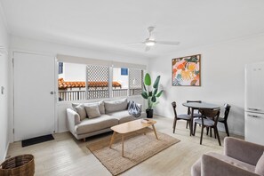 Apartamento, vista parcial para o oceano | Área de estar | TV de tela plana