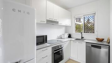 Apartamento, vista parcial para o oceano | Cozinha privada