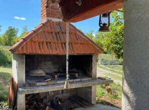 Casa (Village Holiday House Ivan Kozina wit) | Zona de parrillas o pícnic