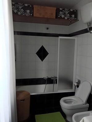 Bathroom - Double Room with Wi-Fi and Air Conditioning in the Heart of Montegrosso (Montegrosso)