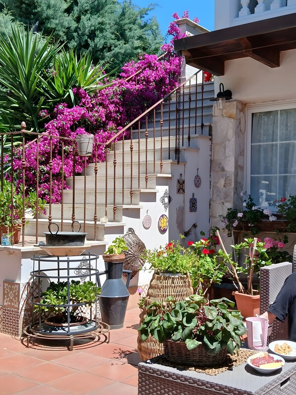 Outdoor dining - Triple Room with Wi-Fi and Air Conditioning (Montegrosso)