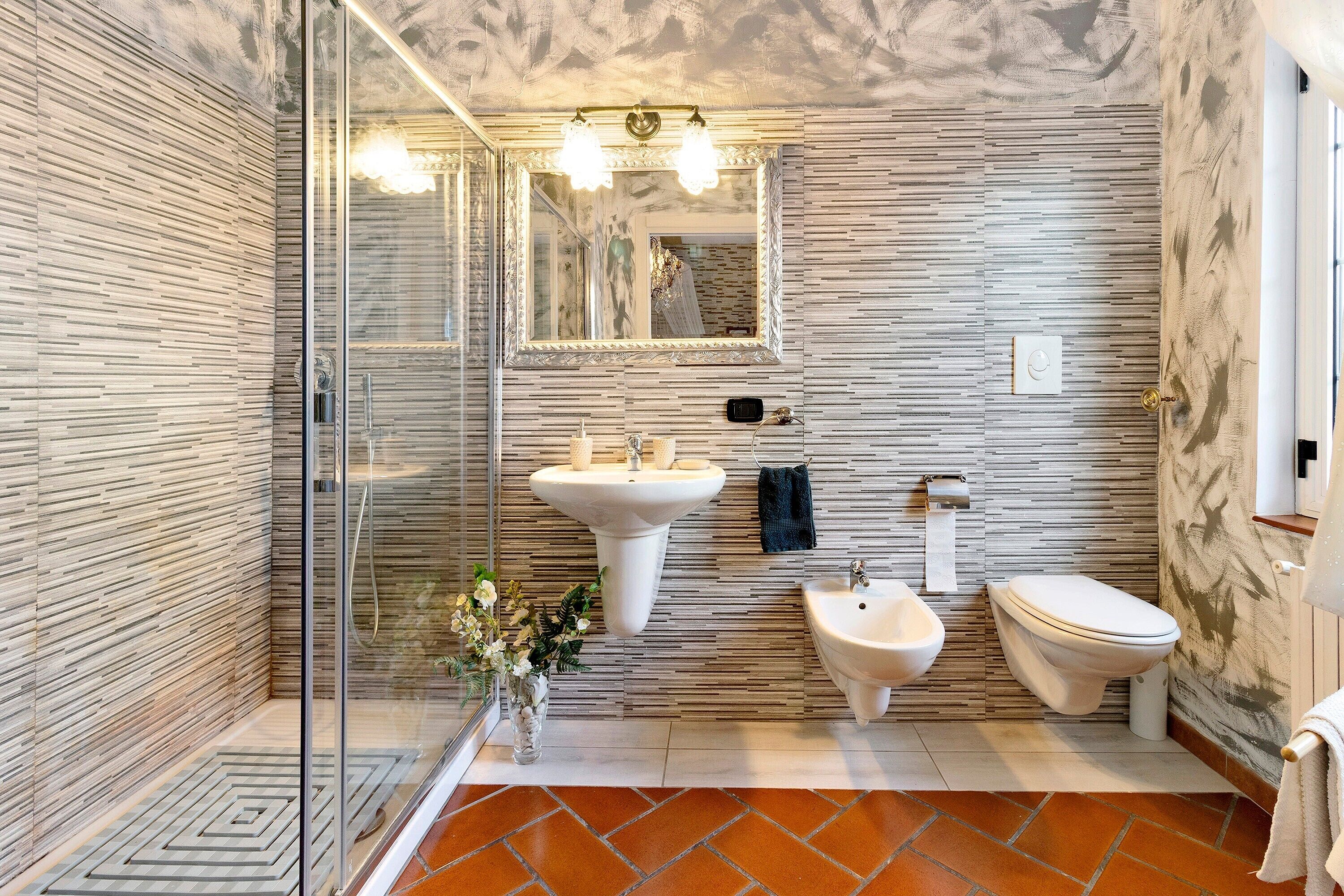 Douche, sèche-cheveux, serviettes fournies