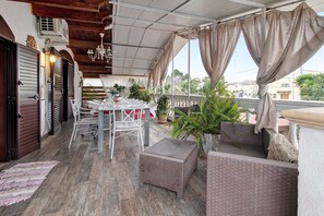 Outdoor dining - Triple Room with Wi-Fi and Air Conditioning (Montegrosso)
