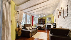 Ein gemütliches Wohnzimmer mit einer Couch, einem Couchtisch und einem Kamin.