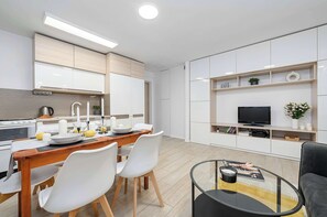 Fridge, microwave, oven, stovetop - Lumina apt near the Palace of Culture and Science (Warszawa BIG)