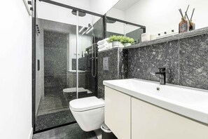Shower, hair dryer, towels - Lumina 3-room apart near the Royal Castle (Warszawa BIG)